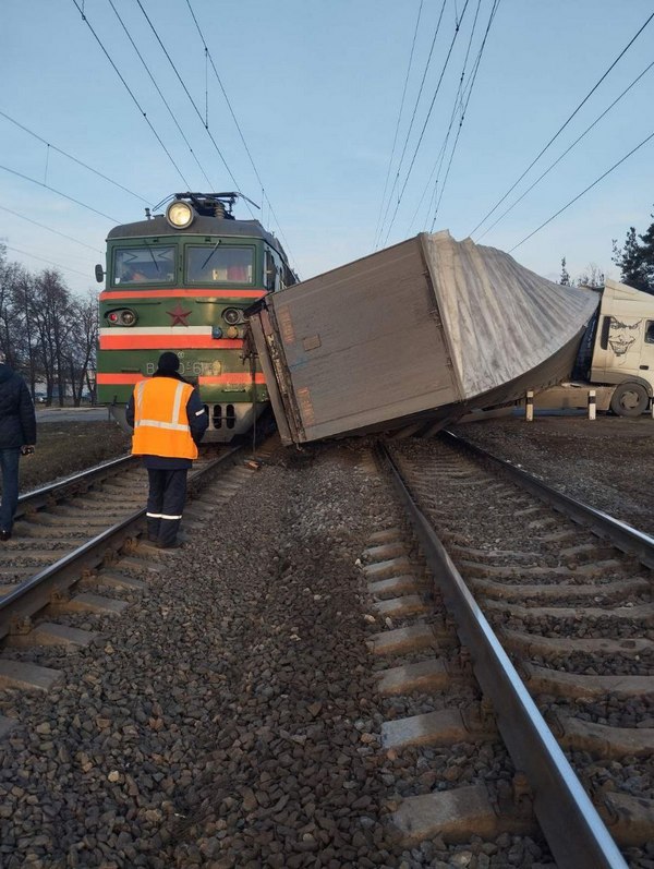 Сломалась на ж/д путях