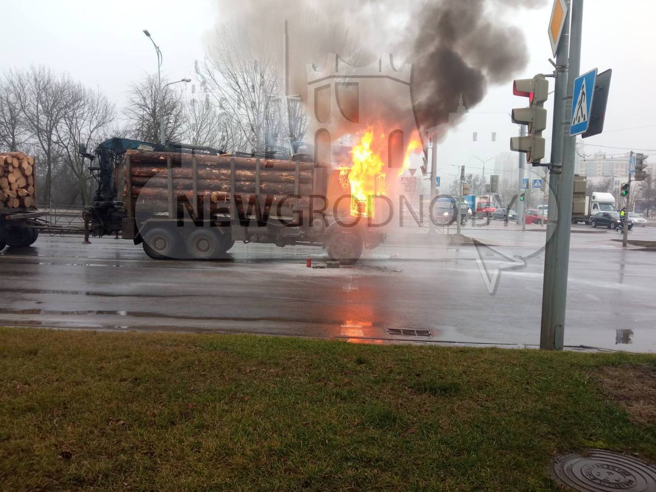 На одном из самых загруженных перекрестков Гродно загорелся лесовоз