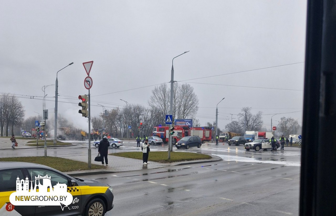 На одном из самых загруженных перекрестков Гродно загорелся лесовоз