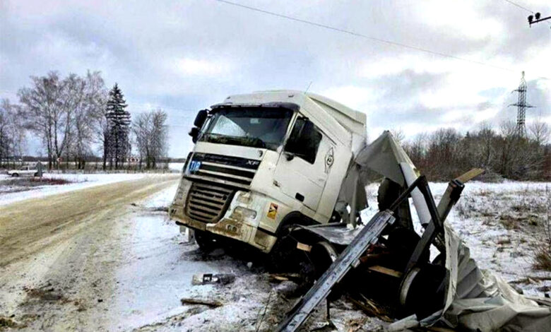 Фура из Беларуси столкнулась с поездом в России