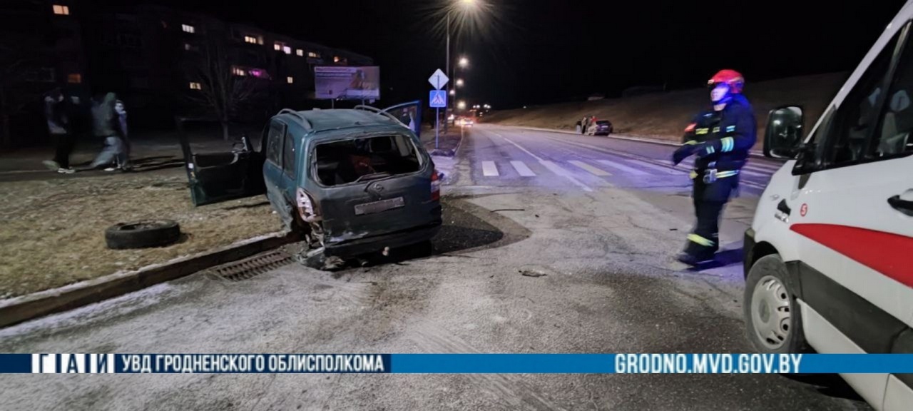 В Слониме BMW на полной скорости влетел в зад легковушке