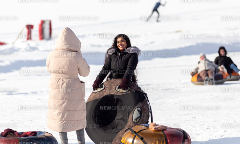 Полная стоянка машин и «очередь» на горке
