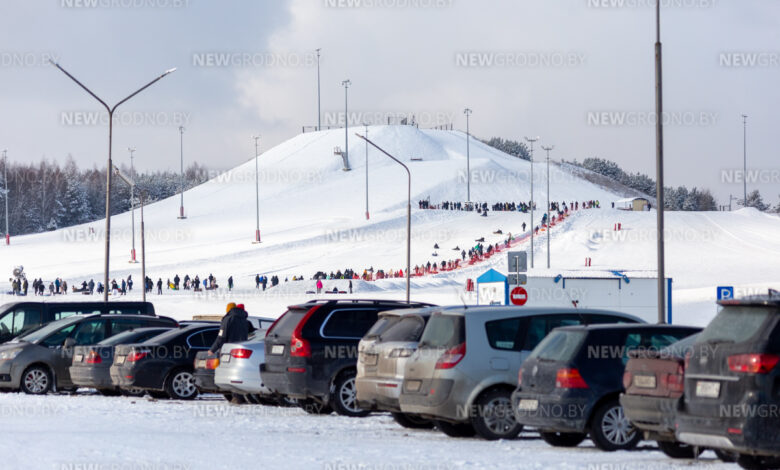 Полная стоянка машин и «очередь» на горке.