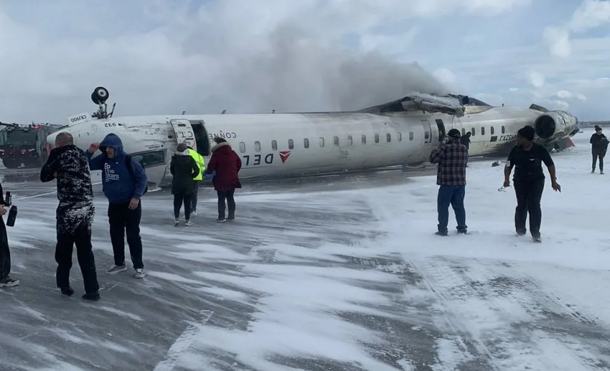 В аэропорту Торонто перевернулся самолет Delta Airlines