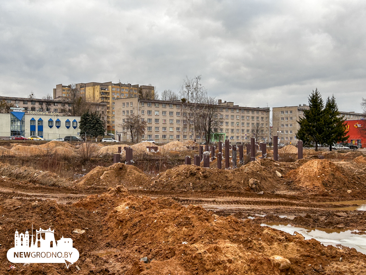 Обустройство площадок выходит на завершающий этап. Здесь появились, например, футбольное поле с искусственным покрытием и беговыми дорожками, а также площадка для баскетбола. Установлены также и тренажеры для силовых упражнений. Рядом появились симпатичные и удобные лавочки.