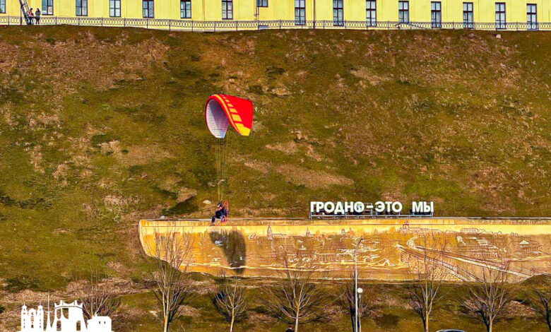 В Гродно парапланеристы поздравили женщин