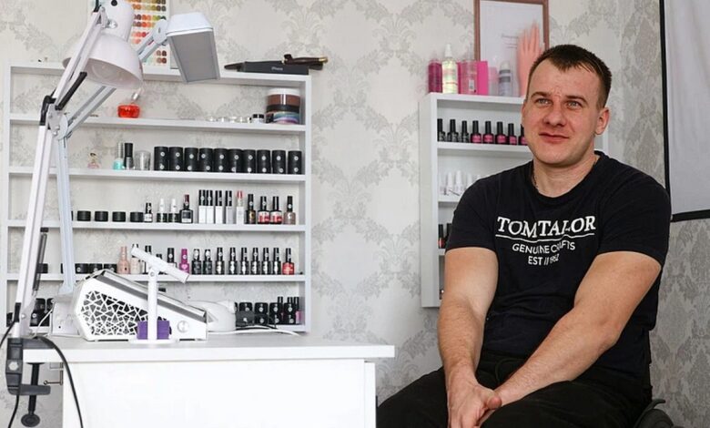 Тракторист после ДТП стал мастером маникюра