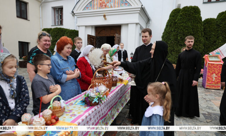 В Гродно верующие осветили куличи в Свято-Рождество-Богородичном женском монастыре