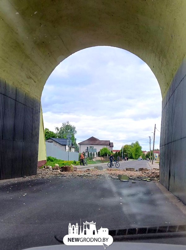 В Гродно обвалилась часть подпорной стены