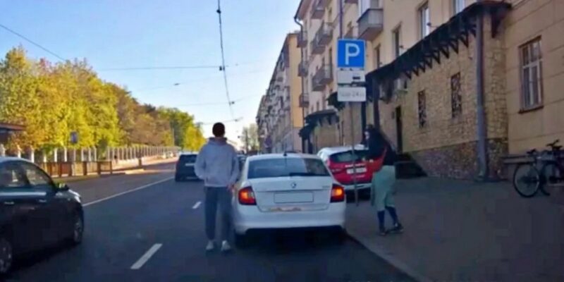 Посигналил таксисту и увидел