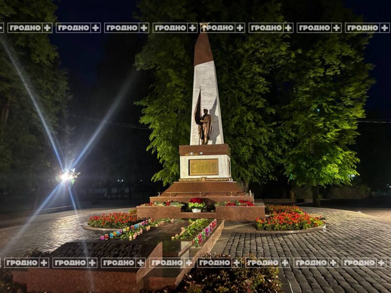 У Братской могилы советских