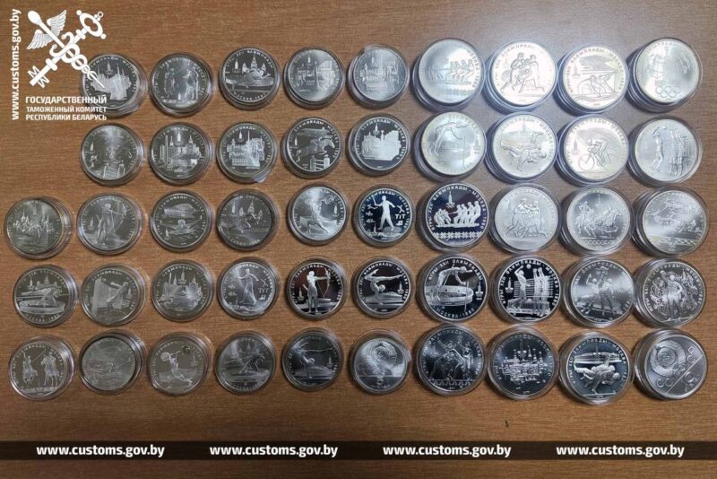 Почти 300 серебряных монет