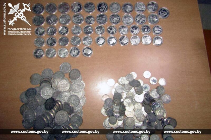 Почти 300 серебряных монет