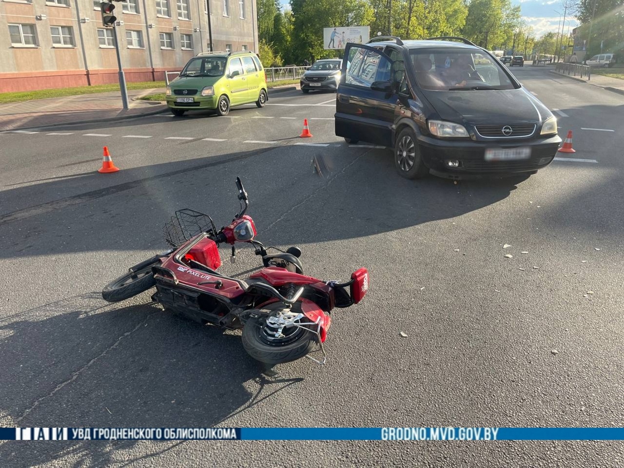 В Лиде легковушка сбила самокатчика