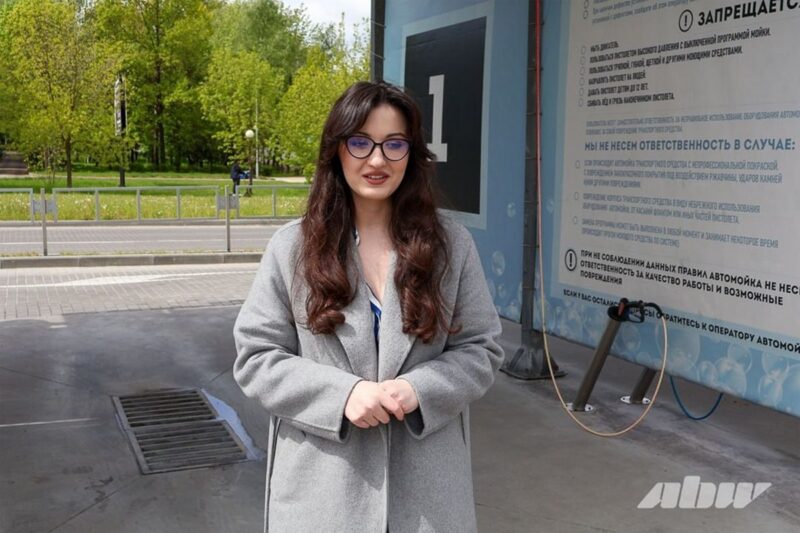 Девушка открыла автомойку
