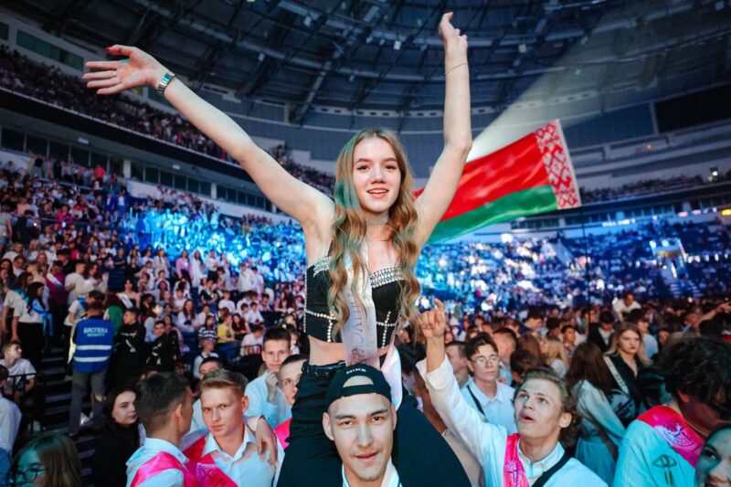 Выпускников школ в Беларуси 