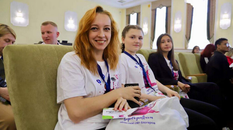 Более 100 блогеров