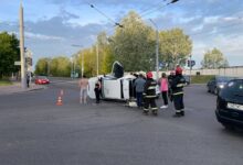 В Гродно в результате ДТП автомобиль такси лёг на бок