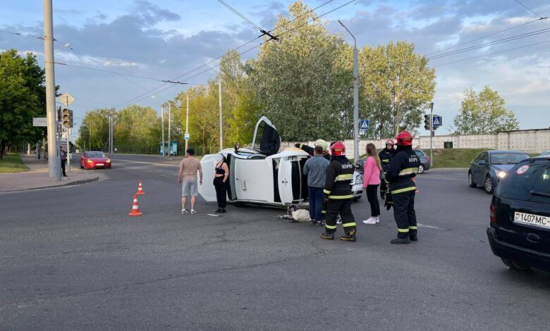 В Гродно в результате ДТП автомобиль такси лёг на бок