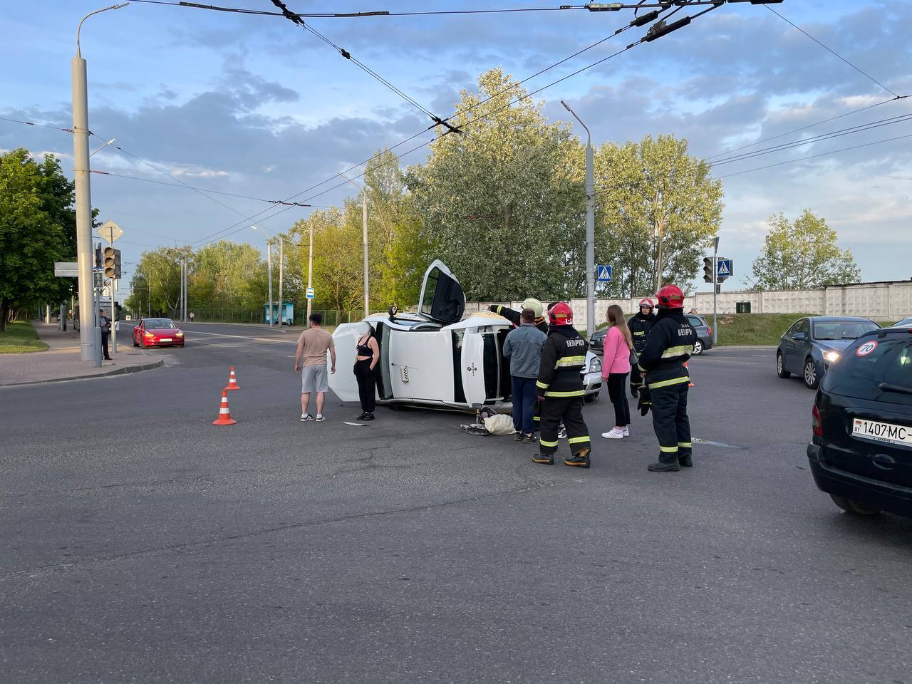 В Гродно в результате ДТП автомобиль такси лёг на бок