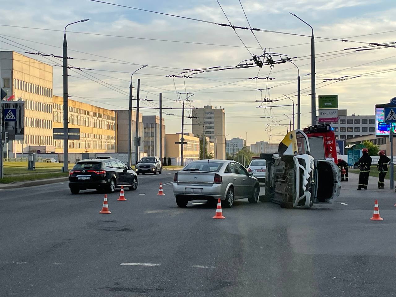 В Гродно в результате ДТП автомобиль такси лёг на бок