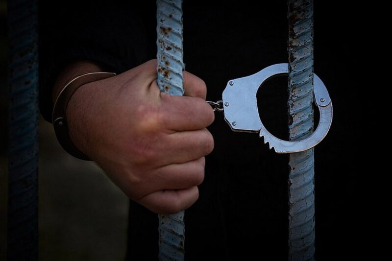 белорус пытался задушить милиционера
