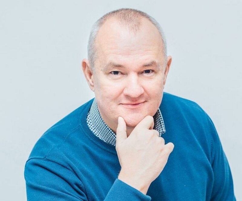 этот человек объявляет