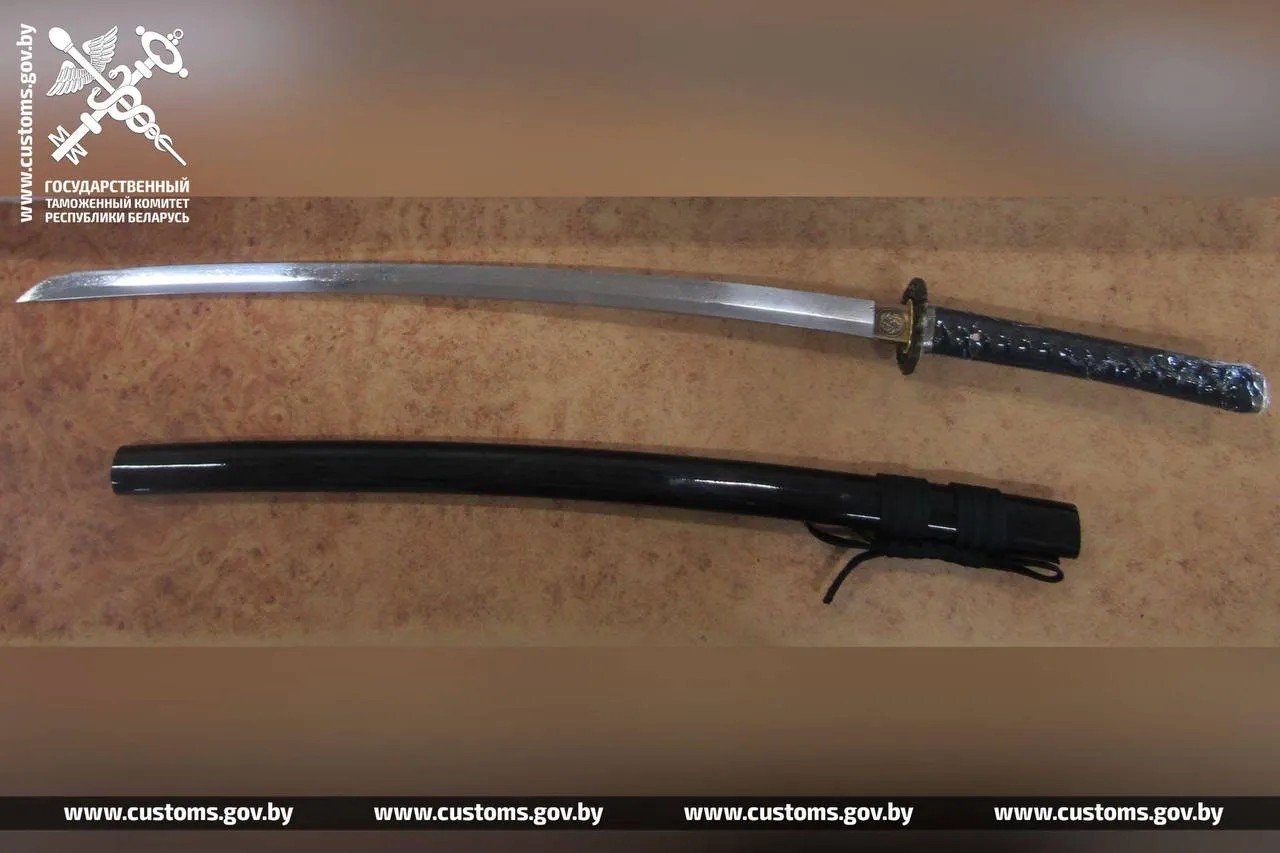 Под видом сувениров в Беларусь хотели ввезти саблю, катану и китайский дадао