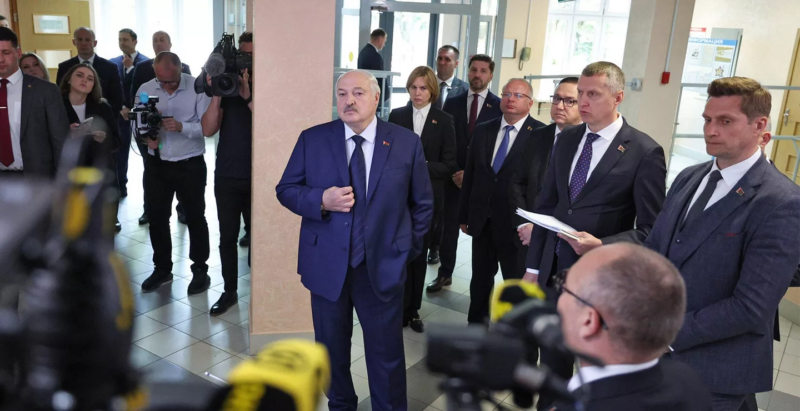 Лукашенко раскритиковал "Беларусьфильм"