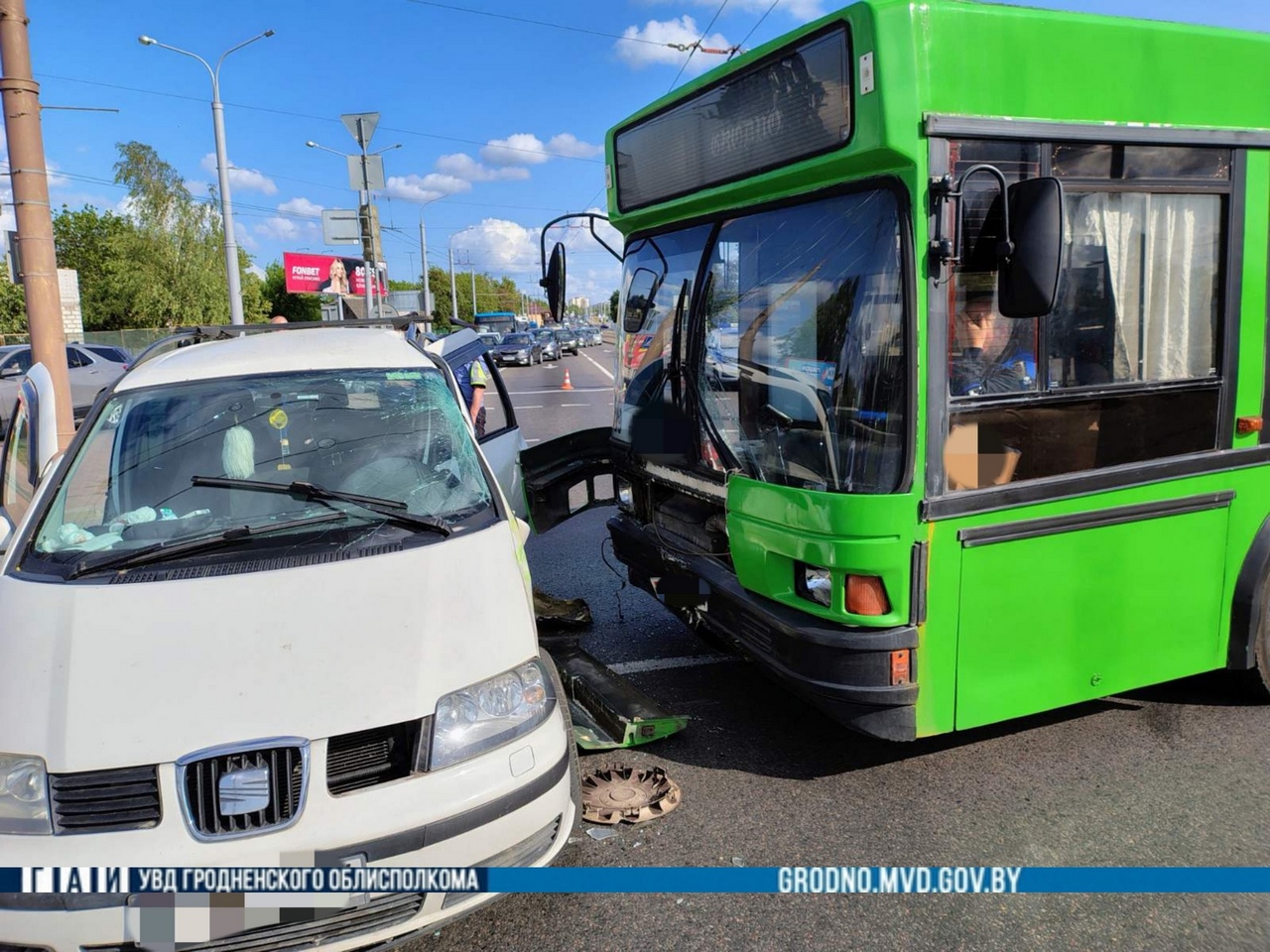  В Гродно автобус протаранил легковушку
