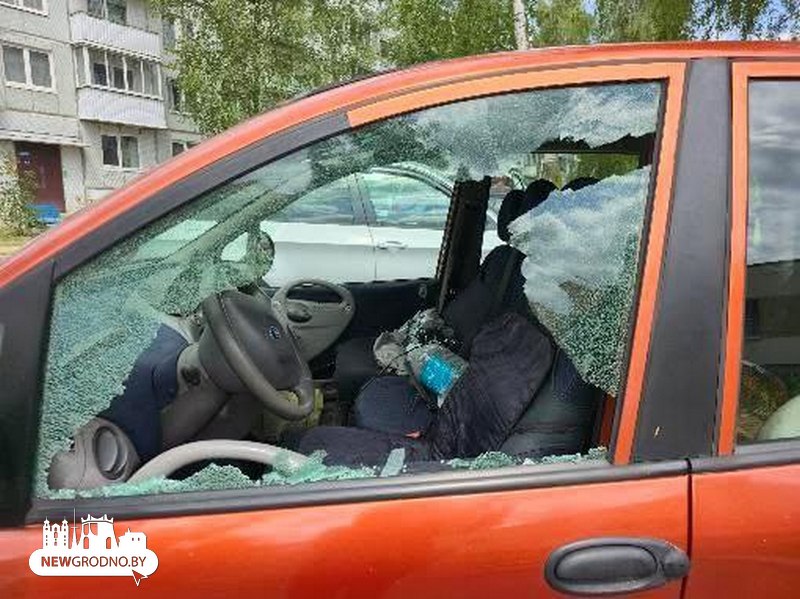 Еще один камень из-под косилки повредил машину