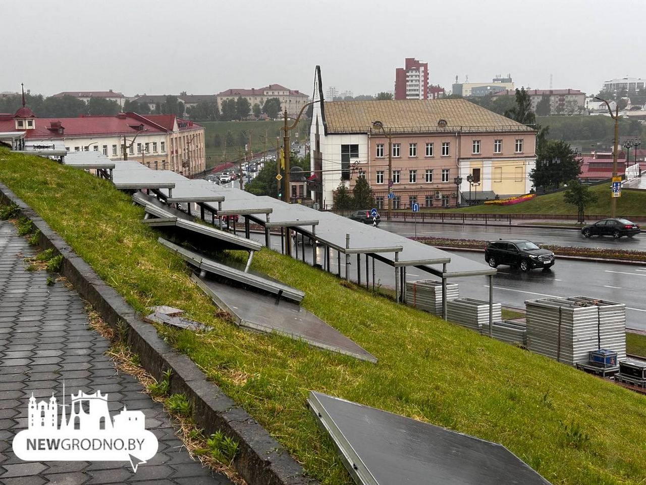 В Гродно возле драмтеатра устанавливают конструкции