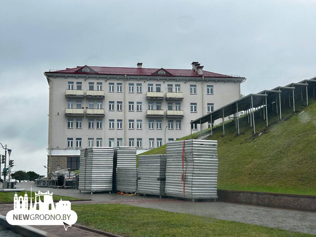 В Гродно возле драмтеатра устанавливают конструкции