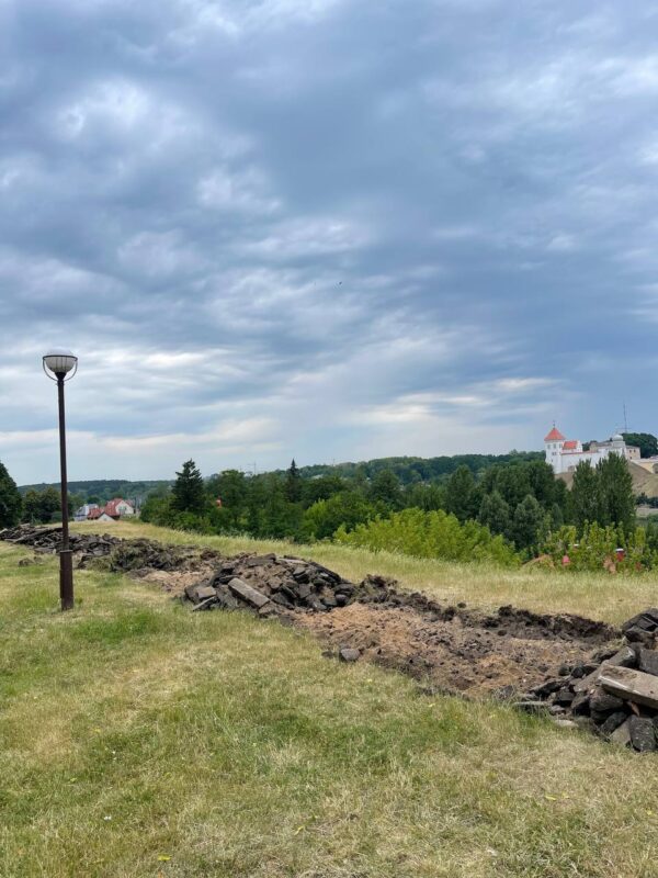 В центре