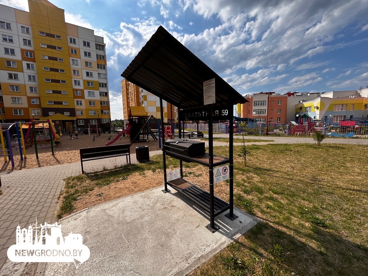 Рядом с еще одной многоэтажкой в Гродно