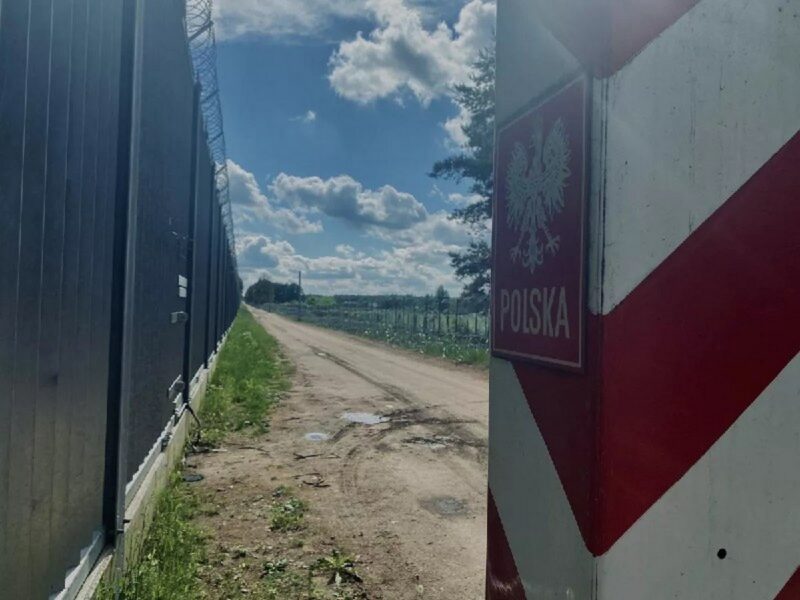 Дорога вдоль забора