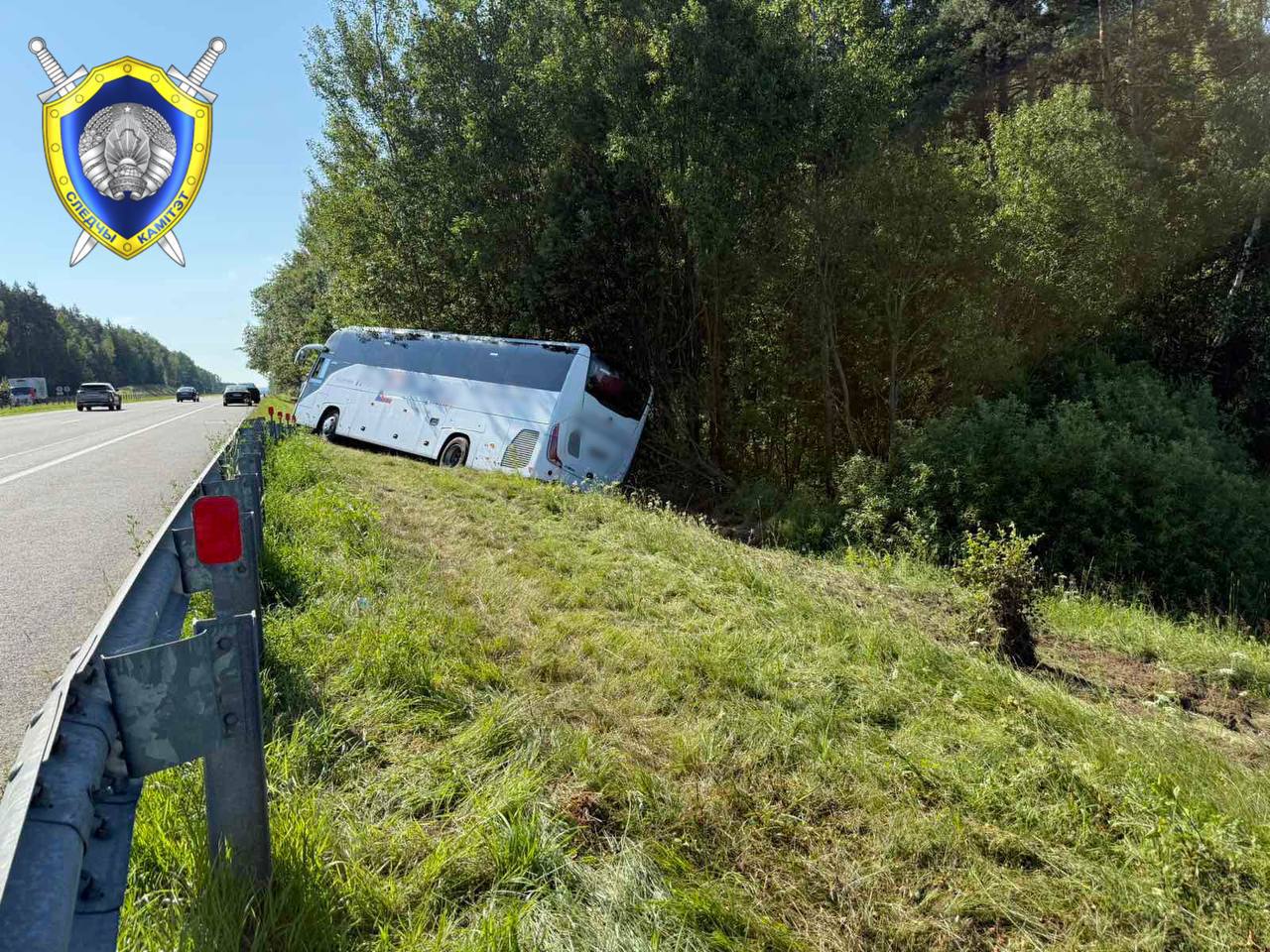 На трассе М6 в кювете оказался рейсовый автобус
