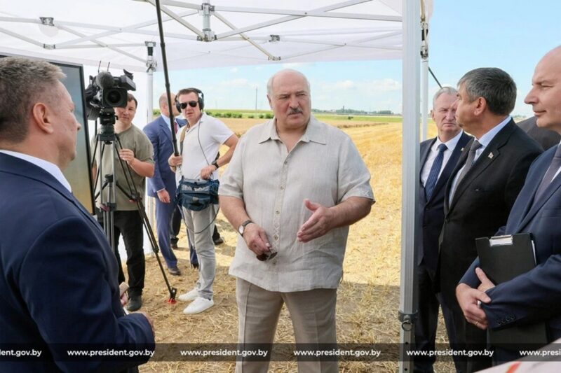Лукашенко предупредил чиновников