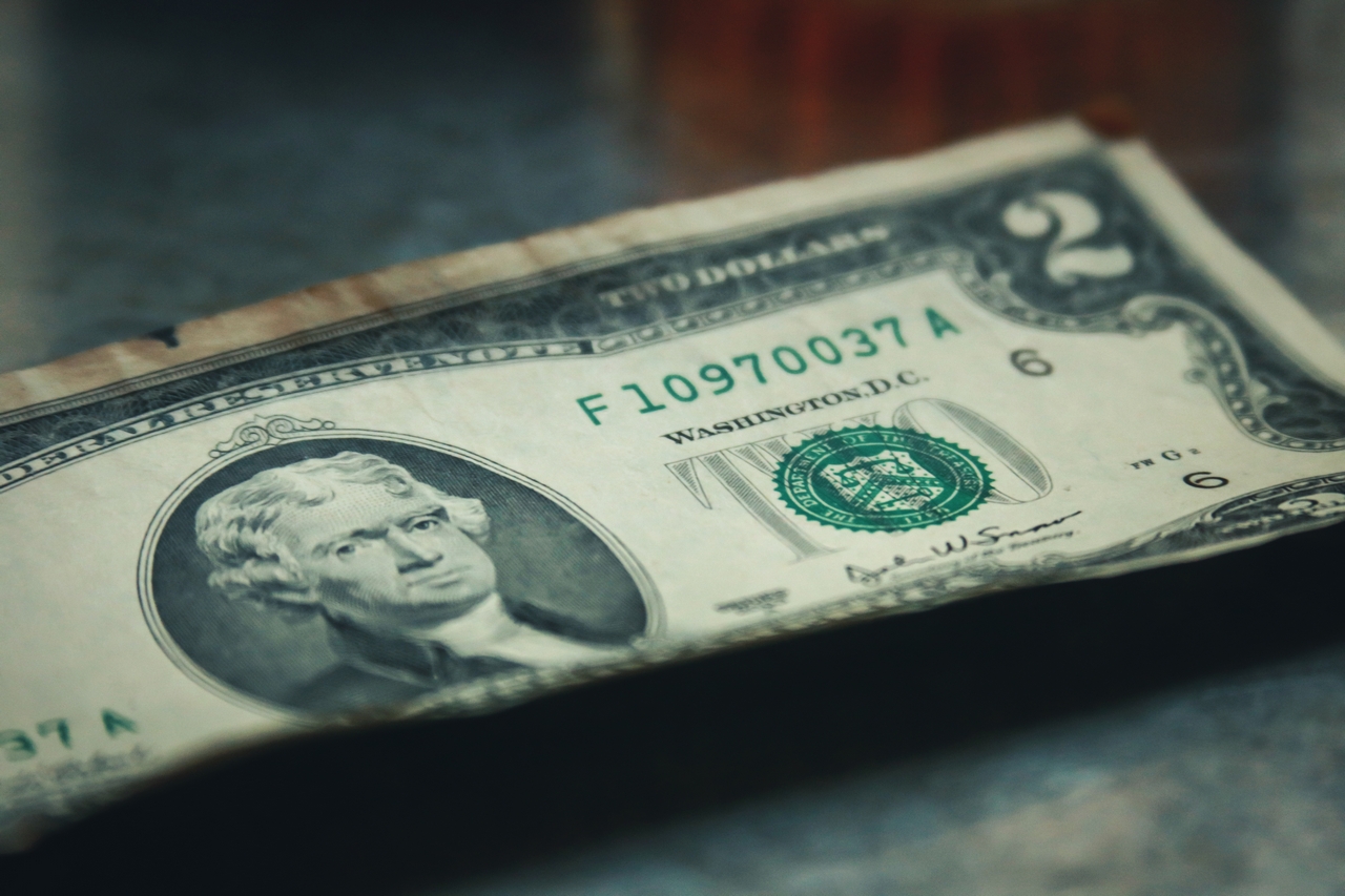 Доллар упал ниже 2,9 рубля впервые с апреля 2022 года