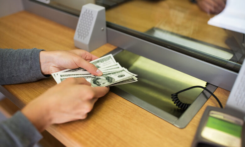 Тайно меняли валюту и заработали