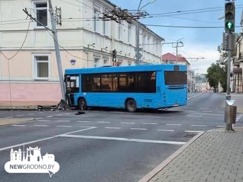 В Гродно автобус попал в ДТП на оживлённом перекрёстке