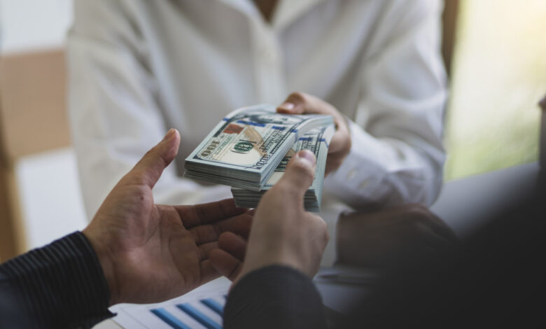 Главбух и директор присвоили