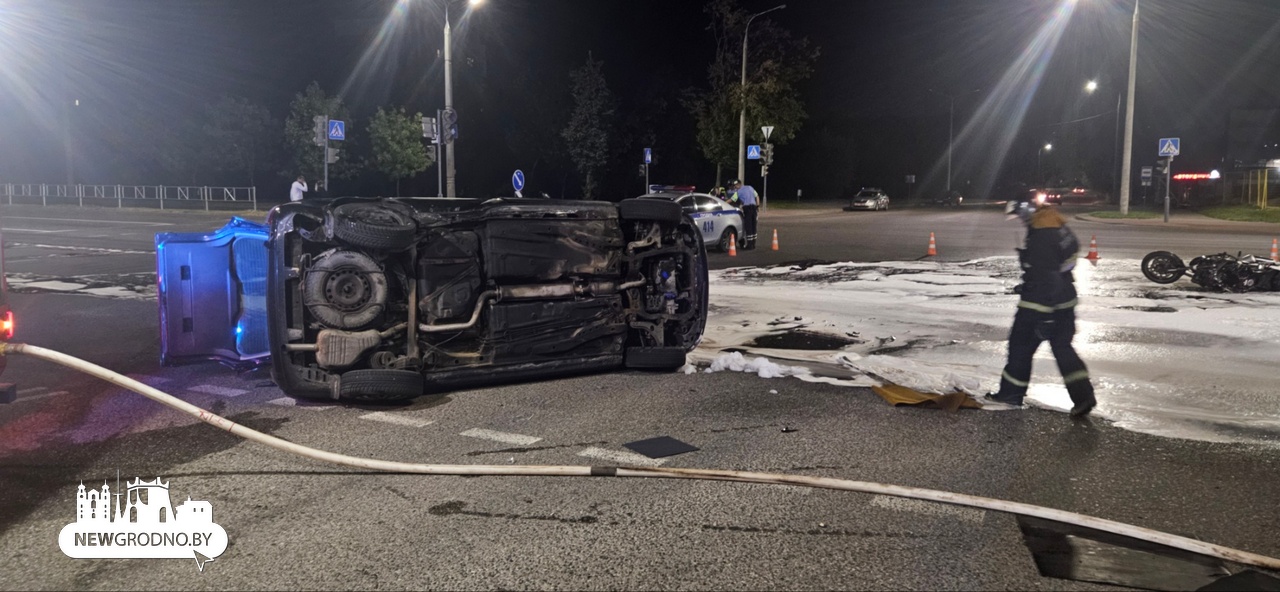 В Гродно мотоциклист положил на бок легковушку 