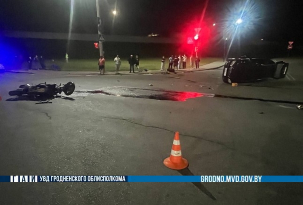 В Гродно мотоциклист положил на бок легковушку 
