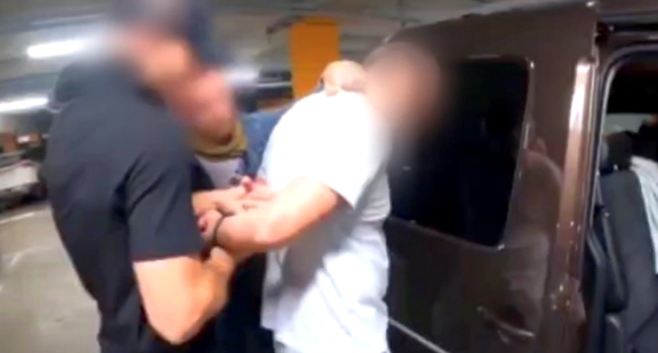 Замдиректора завода в Гродно задержали за взятку