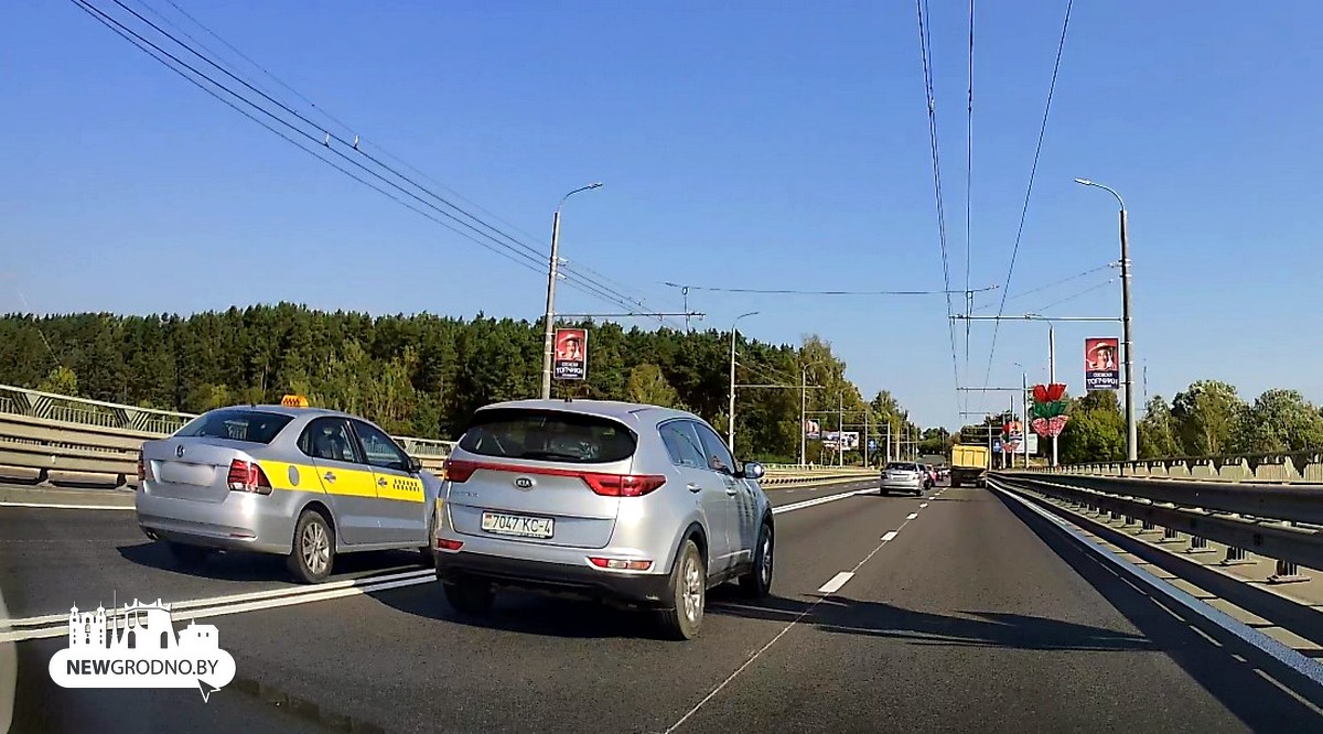 В Гродно на видео попал очень опасный маневр таксиста