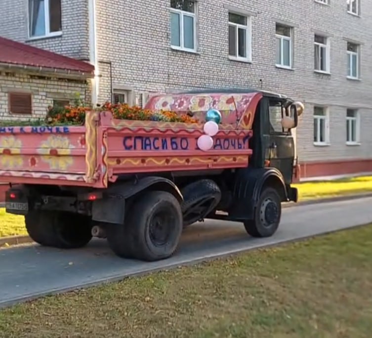 белорус эффектно встретил жену