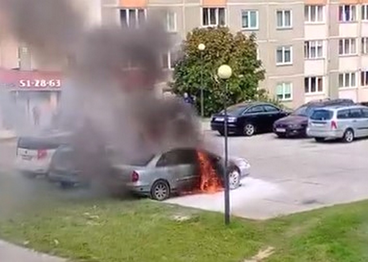 В Гродно открытым пламенем горела легковушка
