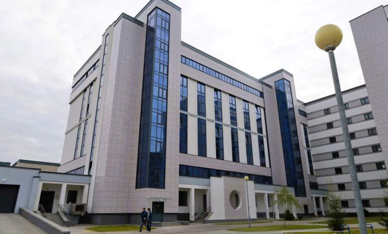 Студенты помогают строить