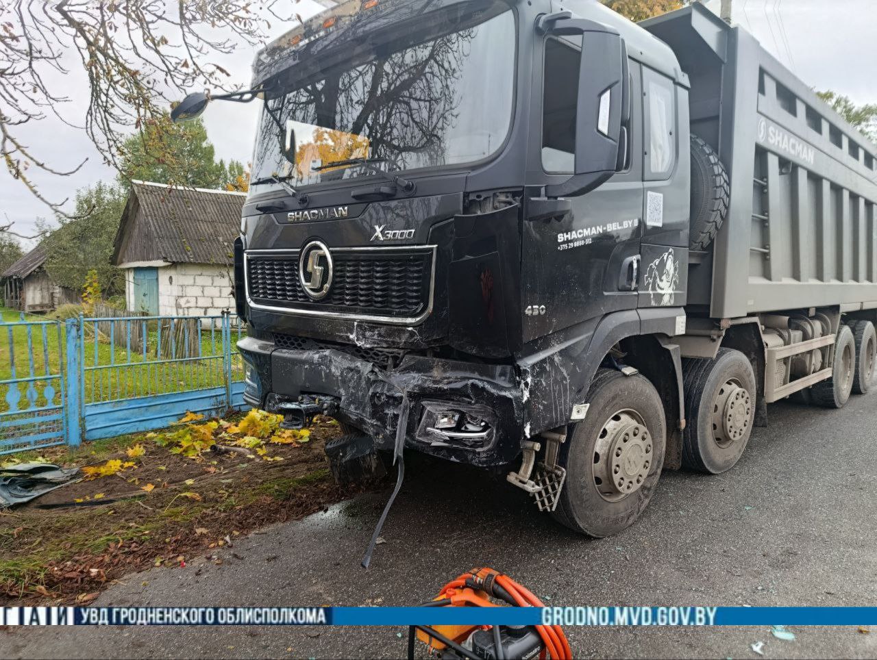 Под Слонимом самосвал протаранил легковушку